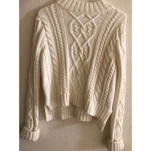 Slightly hi-low knit sweater